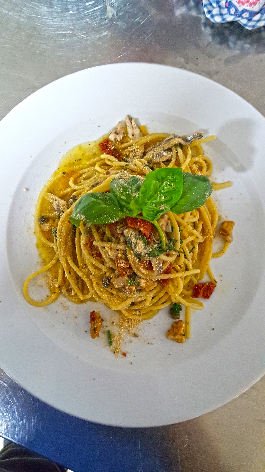 spaghetto-co-pesto-vietrese-alici-e-pinoli